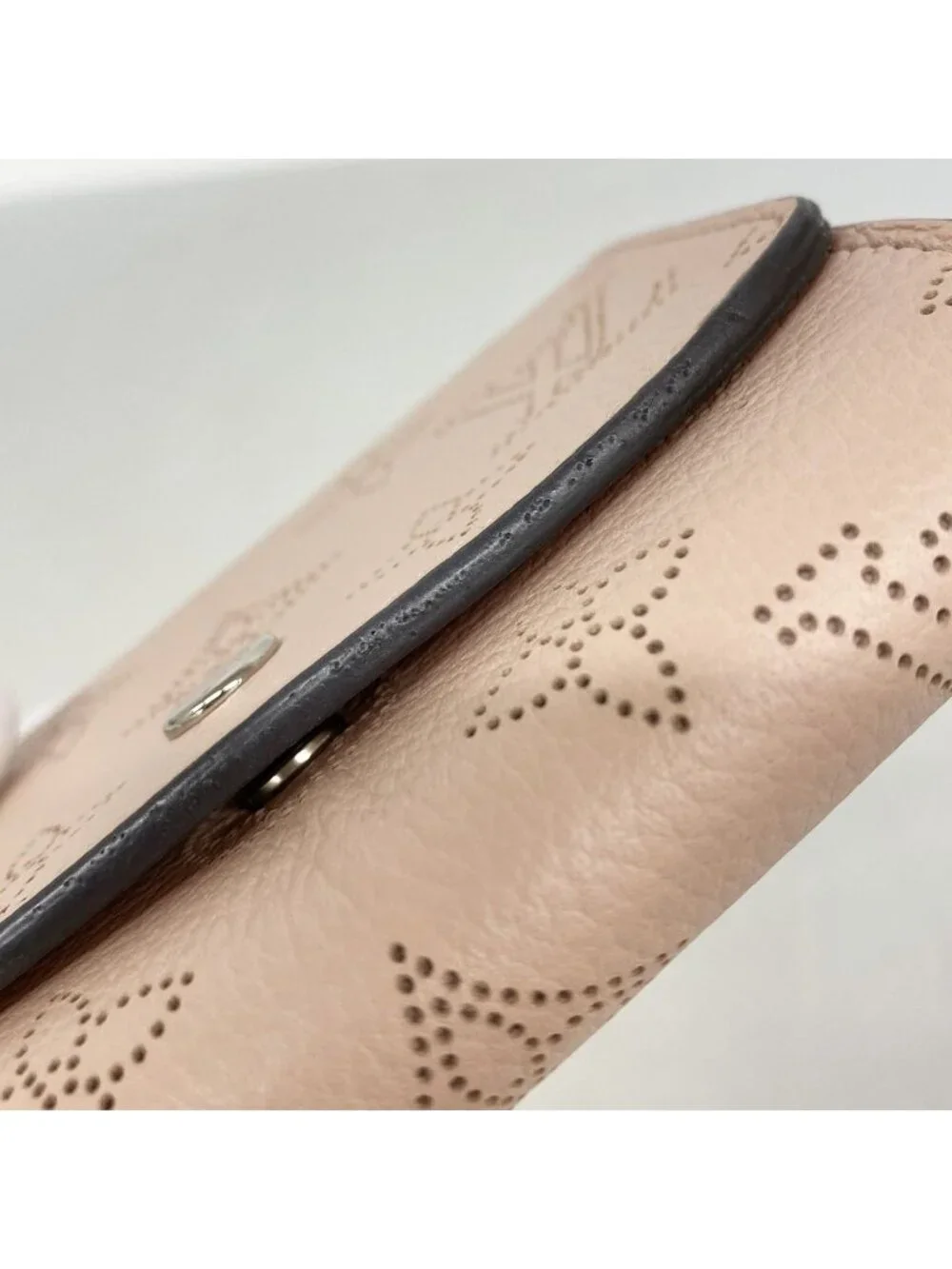 Louis Vuitton Wallet Mahina Portefeuille Iris Magnolia